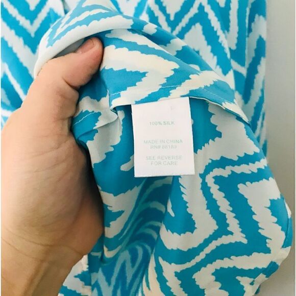 Lilly Pulitzer | blue and white 100% silk peasant top with gold logo buttons XS - Picture 4 of 7